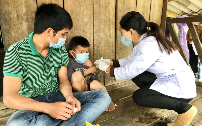 Ngay sau khi phát hiện ca bệnh, ngành Y tế tiêm vaccine phòng bệnh bạch hầu cho trẻ em tại thôn Vẩy Ốc, xã Ba Khâm, huyện Ba Tơ.