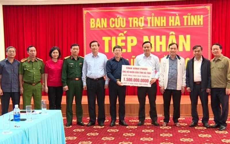 Lãnh đạo tỉnh Vĩnh Phúc trao tặng trao 1,5 tỷ đồng hỗ trợ người dân tỉnh Hà Tĩnh.