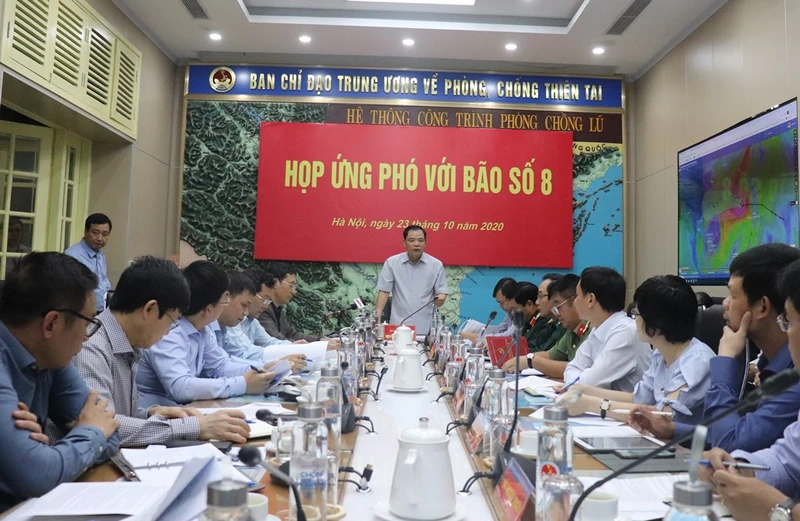 Bộ trưởng Nông nghiệp và Phát triển nông thôn, Phó trưởng ban thường trực Ban Chỉ đạo Trung ương về Phòng chống thiên tai Nguyễn Xuân Cường chủ trì cuộc họp ứng phó bão số 8.