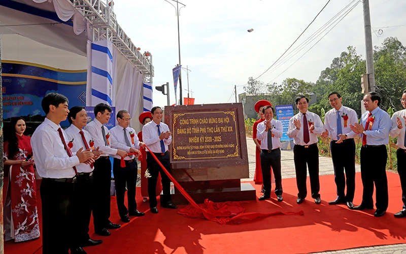 Lãnh đạo tỉnh Phú Thọ gắn biển đường Nguyễn Tất Thành kéo dài.