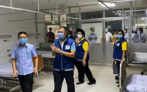 Nhân viên y tế kiểm tra phòng cách ly tại Bệnh viện Koh Samui sau khi phát hiện ca nhiễm Covid-19. (Ảnh: Bangkok Post)