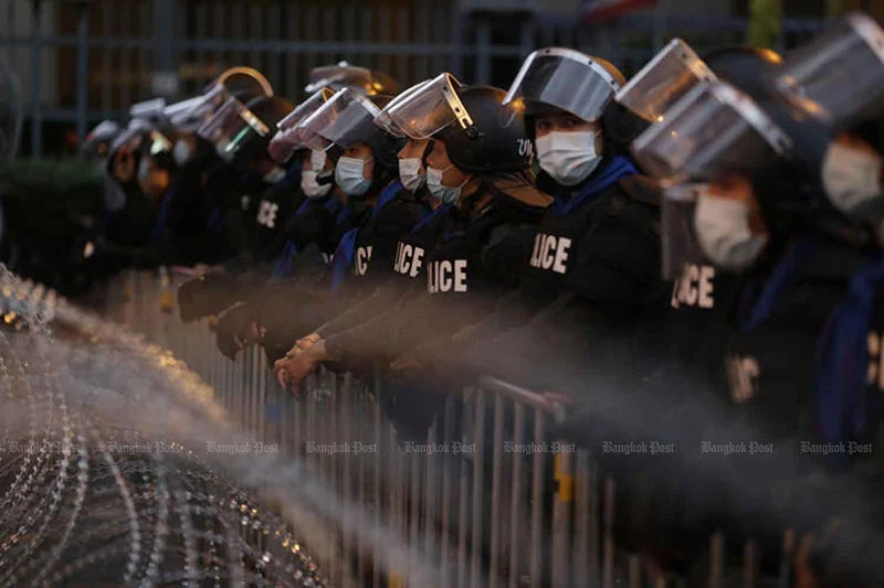 Cảnh sát chống bạo động được huy động tại Thủ đô Bangkok vào tối 21-10 - ngay trước khi Thủ tướng Prayut đề nghị chấm dứt Tình trạng khẩn cấp. Ảnh: Bangkok Post