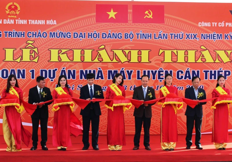 Các đại biểu cắt băng khánh thành Nhà máy luyện cán thép Nghi Sơn.