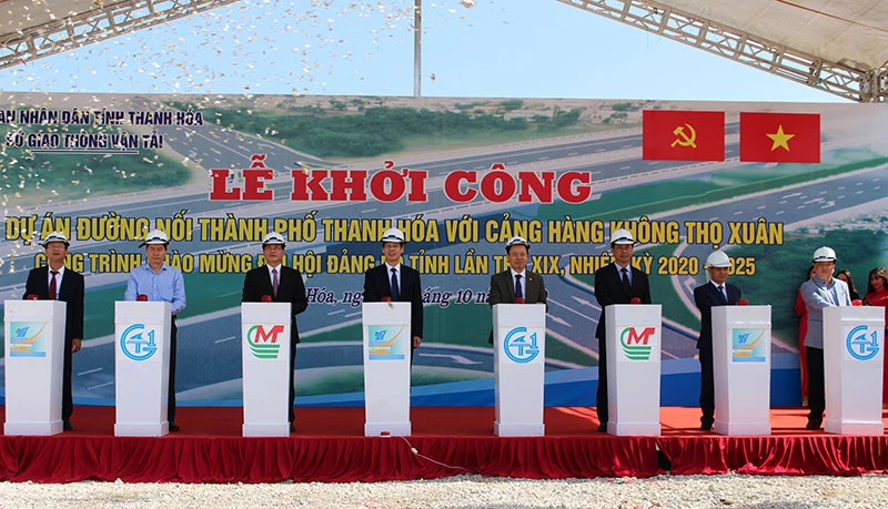 Các đại biểu ấn nút khởi công dự án đường nối TP Thanh Hóa với Cảng hàng không Thọ Xuân.