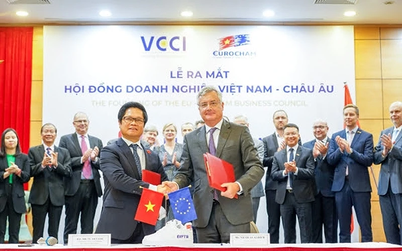 Từ trái qua phải: Chủ tịch VCCI Vũ Tiến Lộc và Chủ tịch Eurocham Nicolas Audier tại lễ ra mắt EVBC (Ảnh: Eurocham)