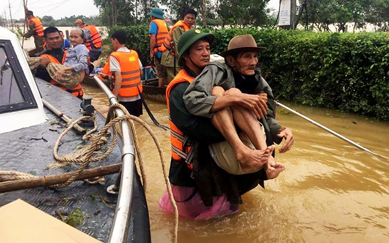 Lực lượng cứu hộ tỉnh Quảng Trị tập trung đưa người dân ra khỏi vùng ngập. Nguồn: Báo Quảng Trị