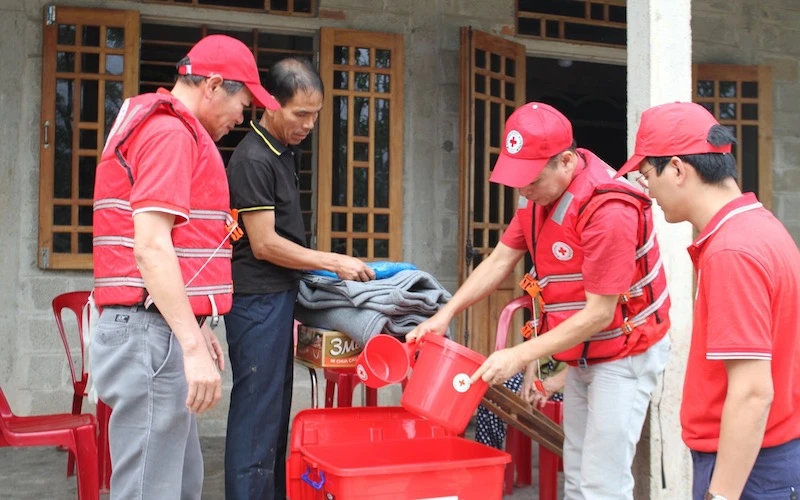 Đoàn cứu trợ Trung ương Hội Chữ thập đỏ Việt Nam do Phó Chủ tịch Trung ương Hội Trần Quốc Hùng làm trưởng đoàn hỗ trợ bà con tại huyện Phong Điền, tỉnh Thừa Thiên Huế.