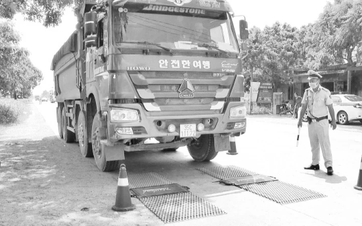 Cảnh sát giao thông Ninh Bình kiểm tra tải trọng phương tiện giao thông.