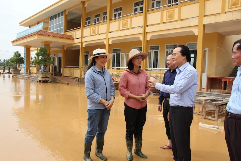 Bộ trưởng Phùng Xuân Nhạ hỏi thăm, chia sẻ với các giáo viên Trường tiểu học Hàm Ninh.
