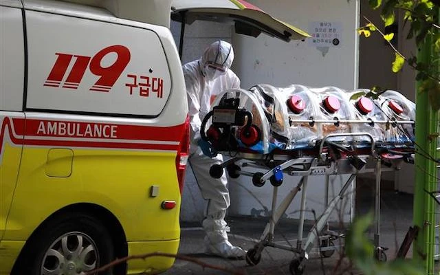 Bệnh nhân Covid-19 được chuyển tới bệnh viện ở Busan, Hàn Quốc, ngày 14-10-2020. (Ảnh: Yonhap/ TTXVN)