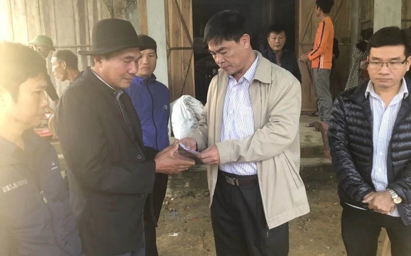 Phó Chủ tịch huyện Bố Trạch Nguyễn Văn Thủy trao tiền hỗ trợ, chia sẻ mất mát với gia đình nạn nhân.