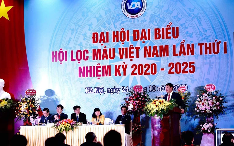 Thứ trưởng Bộ Y tế Đỗ Xuân Tuyên phát biểu ý kiến tại đại hội.