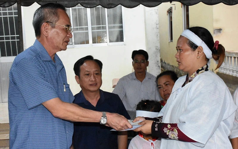 Thường trực Tỉnh ủy Bạc Liêu đến chia buồn, động viên, tặng quà gia đình nạn nhân Châu Khêl. Ảnh: Châu Minh Đạt