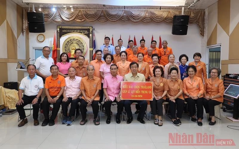Kiều bào Thái Lan quyên góp ủng hộ đồng bào miền trung