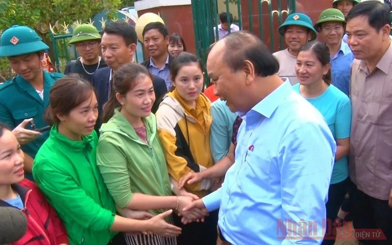 Thủ tướng Nguyễn Xuân Phúc trò chuyện với giáo viên Trường mầm non xã Hiền Ninh, huyện Quảng Ninh, tỉnh Quảng Bình.