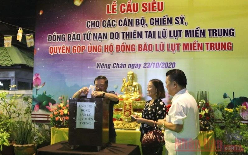 Đại sứ Nguyễn Bá Hùng và Phu nhân cùng đại diện kiều bào tham gia quyên góp.