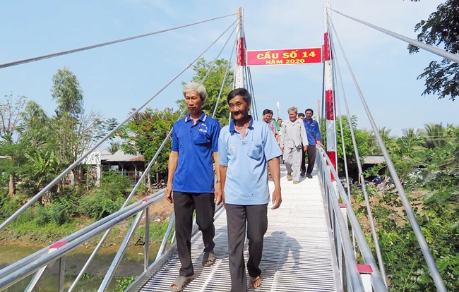 Nhiều cầu bê-tông được cán bộ, nhân dân xã Phú Long (huyện Phú Tân, tỉnh An Giang) thực hiện. Ảnh: MỸ HẠNH 