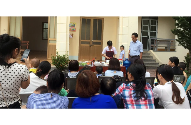 Hướng dẫn cho các bà mẹ thực hành bữa ăn bổ sung tại Trạm Y tế xã Y Sơn, huyện Hạ Hòa (Phú Thọ).