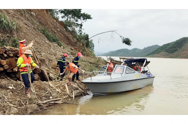 Lực lượng cứu hộ, cứu nạn Công an tỉnh Thừa Thiên Huế tiếp cận hiện trường thủy điện Rào Trăng 3 bằng đường thủy.Ảnh: CÔNG HẬU