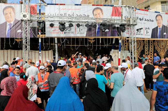 Điểm bỏ phiếu tại thành phố Ghi-da, Ai Cập. Ảnh | ROI-TƠ