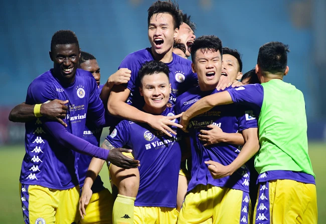 Các cầu thủ đội Hà Nội FC chia vui với Quang Hải sau bàn ấn định chiến thắng 2-1 trước Becamex Bình Dương. Ảnh: ANH ĐỨC