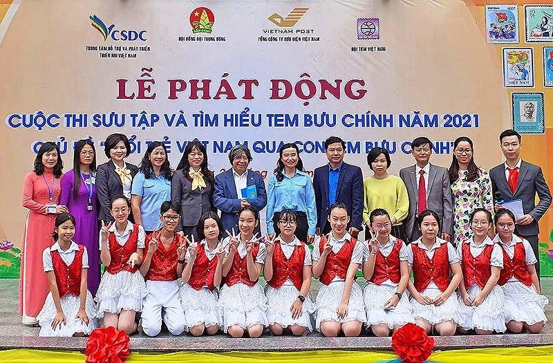 Giáo sư sử học Lê Văn Lan, Chủ tịch Hội đồng giám khảo cuộc thi (thứ 6 từ trái sang) cùng các thành viên Ban tổ chức.