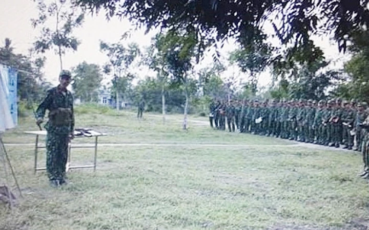 Quân nhân dự bị Đại đội 2, Tiểu đoàn 4, Trung đoàn 210, Sư đoàn 305 (Quân khu 5) huấn luyện kỹ thuật chiến đấu bộ binh trên bãi tập.