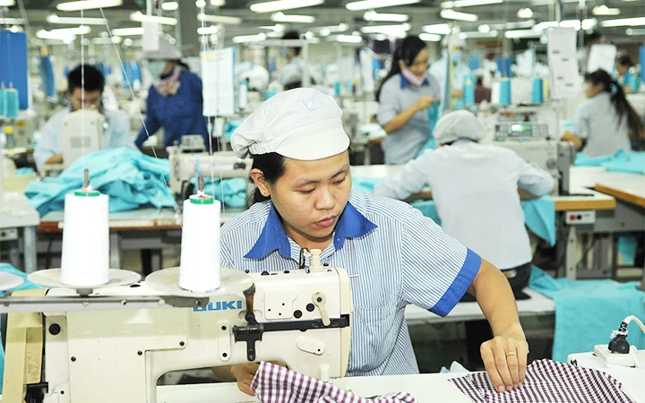 May quần áo xuất khẩu tại Công ty cổ phần Xí nghiệp May Hà Quảng, TP Đồng Hới (Quảng Bình). Ảnh: ANH SƠN