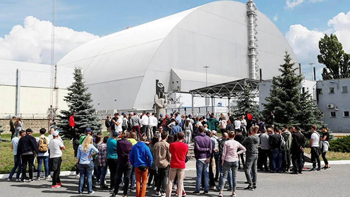 Khách du lịch tham quan khu vực nhà máy điện hạt nhân ở Chernobyl. Ảnh: REUTERS