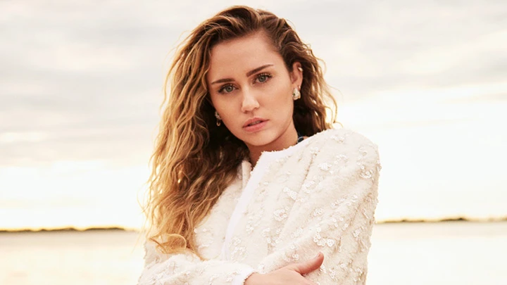 Miley Cyrus ra mắt album nhạc rock