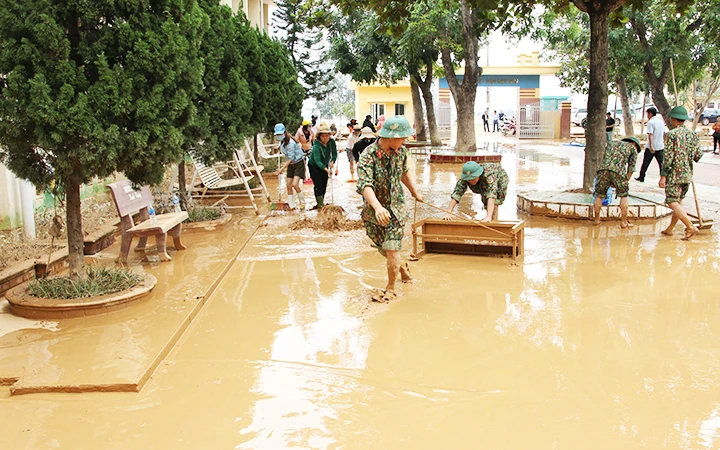Dọn dẹp bùn đất tại Trường tiểu học Hàm Ninh (huyện Quảng Ninh, tỉnh Quảng Bình) chuẩn bị dạy học trở lại.