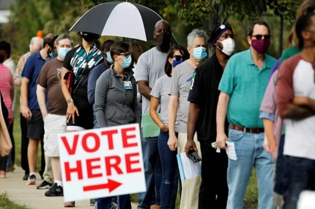 Cử tri xếp hàng chờ bỏ phiếu sớm tại TP Durham, quận North Carolina. (Ảnh: Reuters)