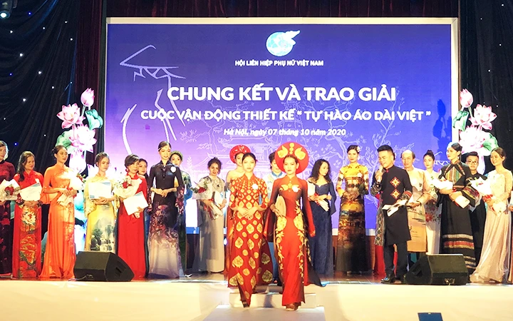 Trình diễn các bộ sưu tập áo dài tại đêm chung kết cuộc vận động thiết kế “Tự hào áo dài Việt”.