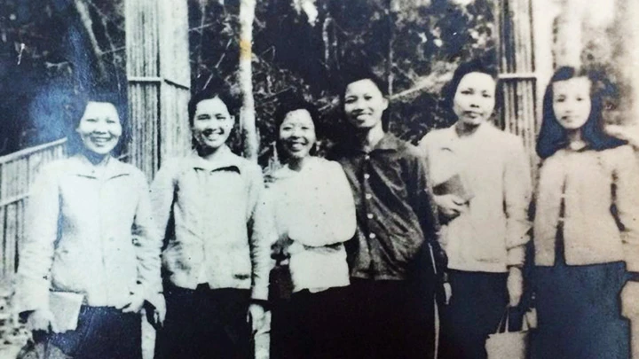 Bà Tâm Kính (thứ 3 từ phải sang) cùng phóng viên Báo Phụ nữ Việt Nam (1949). 