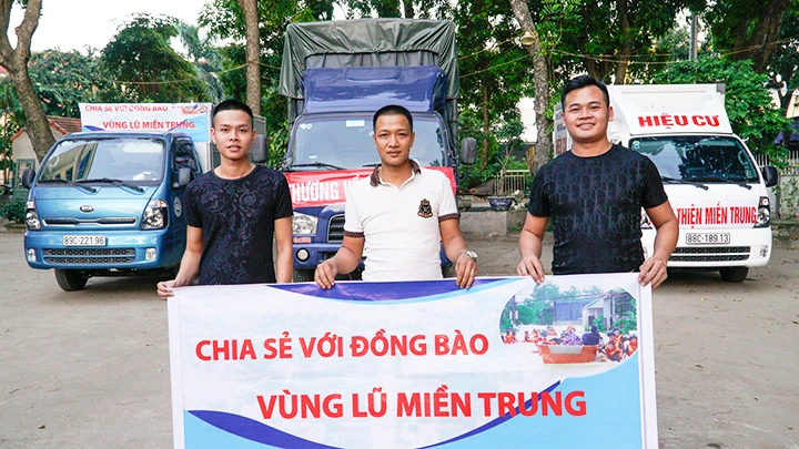 Anh Nguyễn Văn Việt (ngoài cùng, bên phải) chụp ảnh cùng các tài xế khác trước khi lên đường đi vào miền trung.