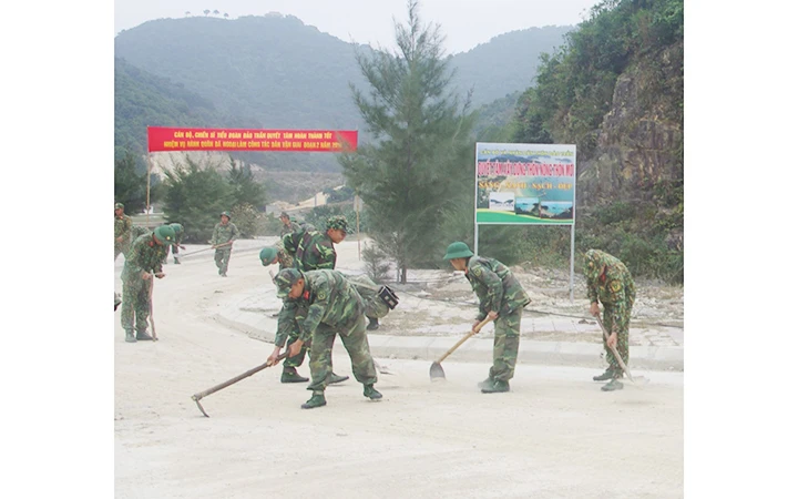 Cán bộ, chiến sĩ Tiểu đoàn đảo Trần, Lữ đoàn 242 (Quân khu 3) dọn vệ sinh đường giao thông.