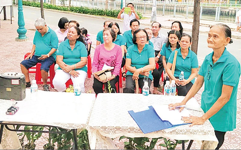 Bà Nguyễn Thị Hồng (ngoài cùng bên phải) phổ biến Chỉ thị 19-CT/TU của Thành ủy đến người dân tổ dân phố 3.