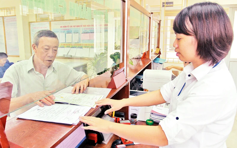 Giải quyết thủ tục hành chính cho người dân tại UBND phường Ðại Mỗ, quận Nam Từ Liêm. Ảnh: Thành Nguyễn