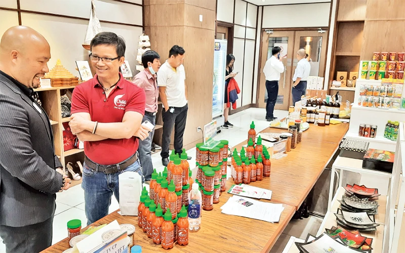 Khách tham quan các gian hàng trưng bày sản phẩm tại Trung tâm Xúc tiến thương mại và Ðầu tư TP Hồ Chí Minh.