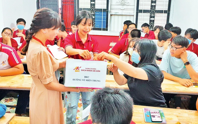 Sinh viên Trường cao đẳng Bách khoa Sài Gòn quyên góp ủng hộ đồng bào miền trung.