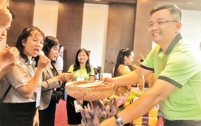 Anh Nguyễn Thanh Việt giới thiệu bánh phồng khoai lang đến khách hàng.