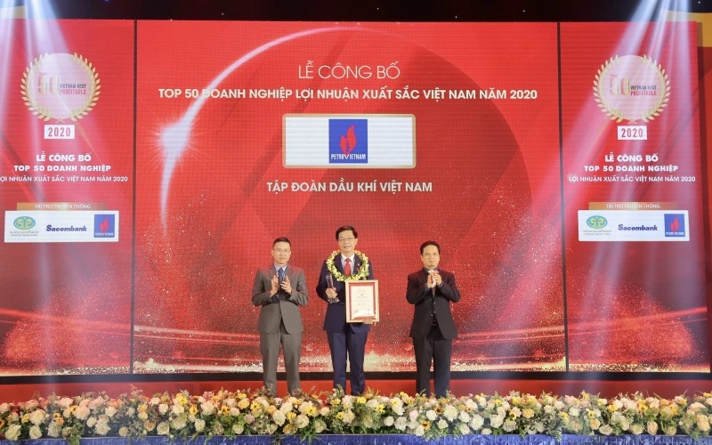 Đại diện Petrovietnam nhận vinh danh Top 50 doanh nghiệp có lợi nhuận xuất sắc Việt Nam năm 2020.