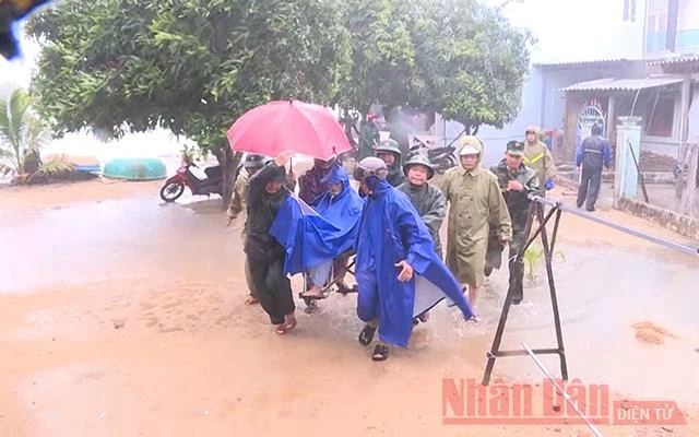 Các lực lượng chức năng giúp người già ở xã Phổ Thạnh, huyện Đức Phổ, Quảng Ngãi sơ tán tránh bão số 6 năm 2019. Ảnh: HIỀN CỪ.