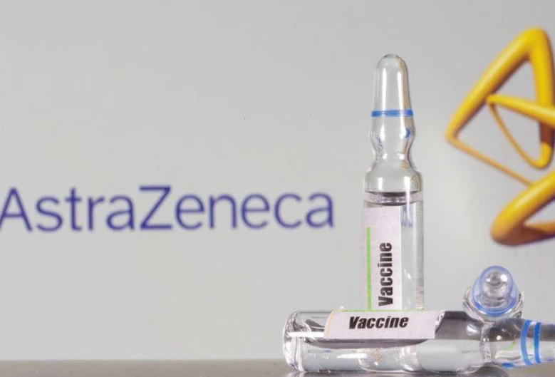 Một ống nghiệm có nhãn vaccine được nhìn thấy ở phía trước biểu tượng của AstraZeneca được chụp ngày 9-9. Ảnh: Reuters.