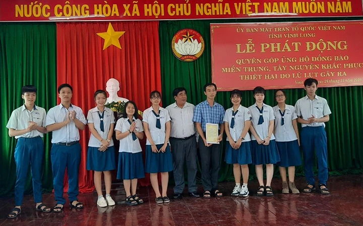 Tập thể Trường THPT Chuyên Nguyễn Bỉnh Khiêm quyên góp hỗ trợ đồng bào bị lũ lụt miền trung, Tây Nguyên.  