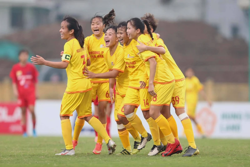 Các cầu thủ Phong Phú Hà Nam ăn mừng bàn thắng của Lưu Hoàng Vân. (Ảnh: VFF)