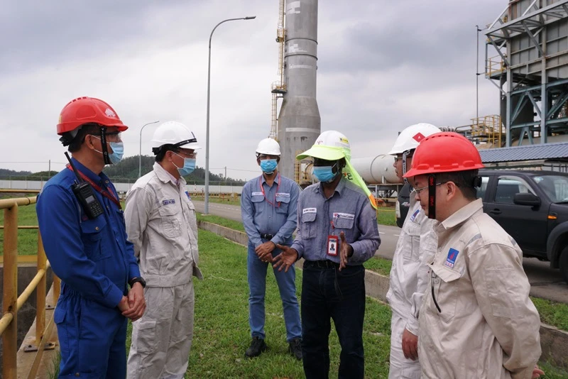 Tổng Giám đốc BSR Bùi Minh Tiến (thứ hai bên trái) trao đổi với các chuyên gia O&M về công tác phòng, chống bão.