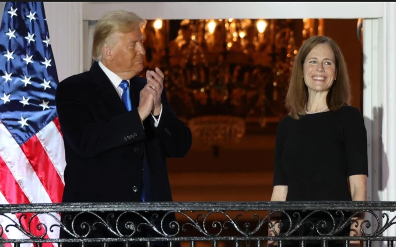 Ông Trump và bà Barrett sau lễ tuyên thệ nhậm chức của bà tại Nhà Trắng, ngày 26-10. (Ảnh: Reuters)