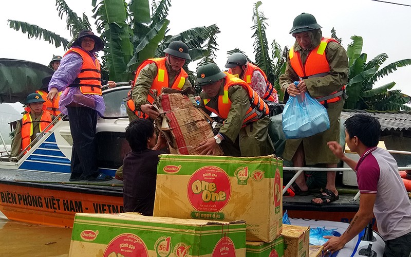 Bộ đội Biên phòng tỉnh Quảng Bình cứu trợ cho người dân vùng lũ (Ảnh minh họa: HƯƠNG GIANG).