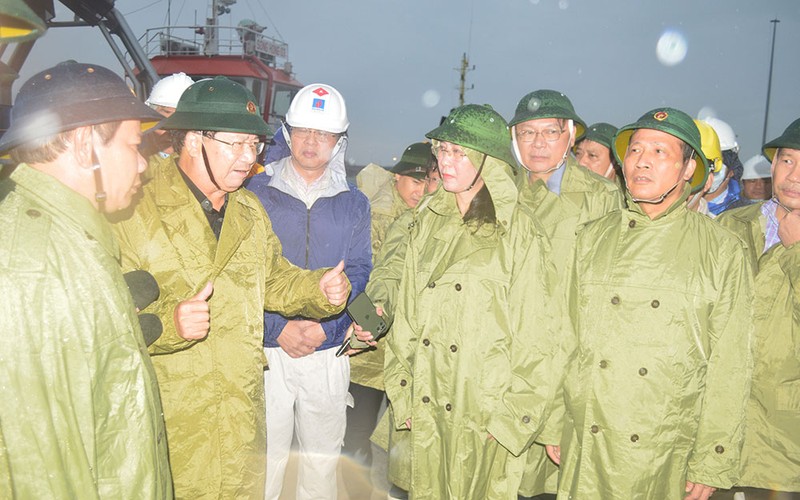 Tại cảng Dung Quất, Phó Thủ tướng Trịnh Đình Dũng trao đổi nhanh với lãnh đạo tỉnh Quảng Ngãi về công tác ứng phó bão số 9.